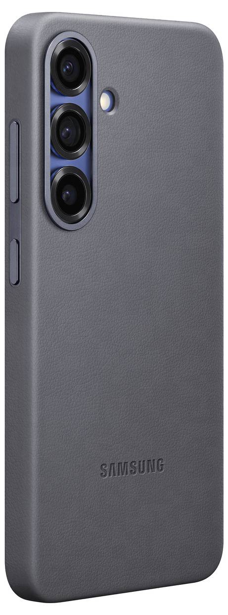 Un telefono grigio in una custodia con tre obiettivi della fotocamera e un flash. Il marchio Samsung è visibile sul retro.