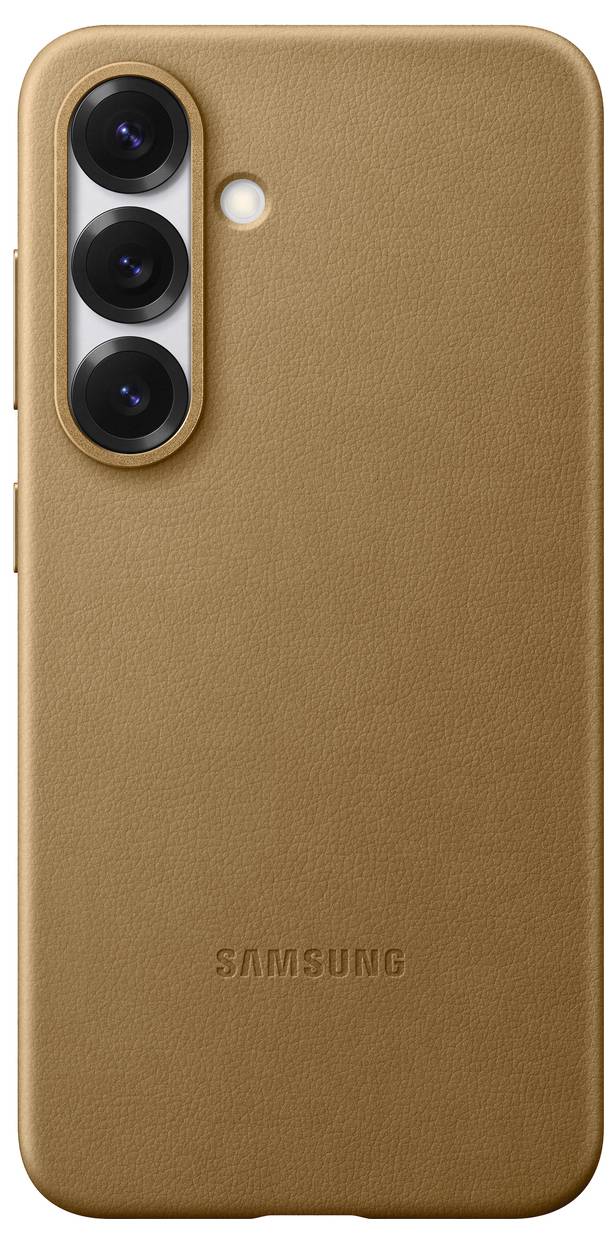 Un smartphone con tre obiettivi fotografici in una custodia marrone. Sotto è visibile il logo Samsung.