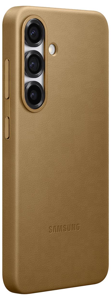 Un smartphone con tre obiettivi fotografici in una custodia color marrone chiaro. A sinistra sono presenti due pulsanti.