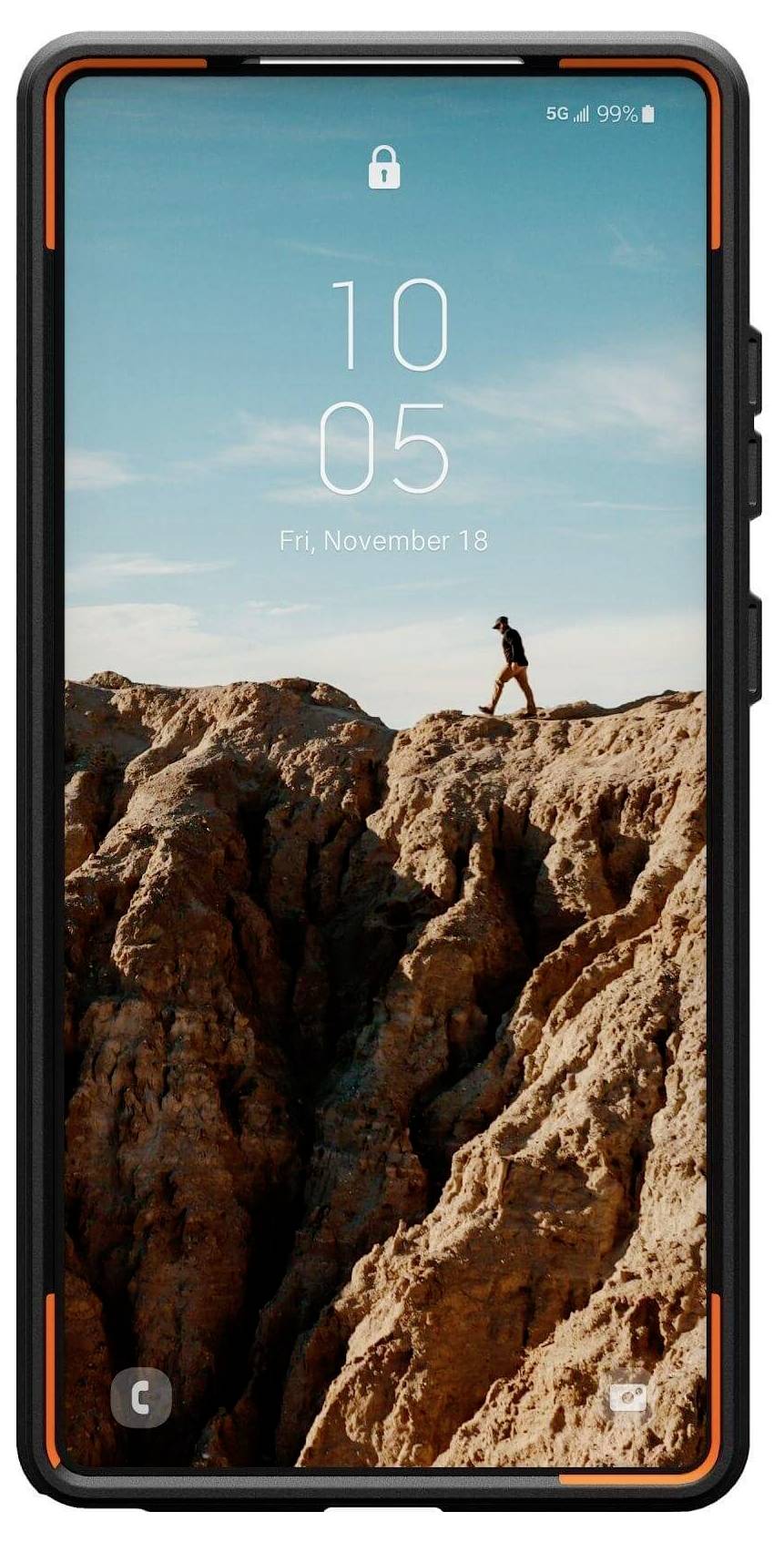 Schermo dello smartphone mostra un paesaggio con rocce e una persona che cammina sopra. In alto sono visualizzati ora e data.
