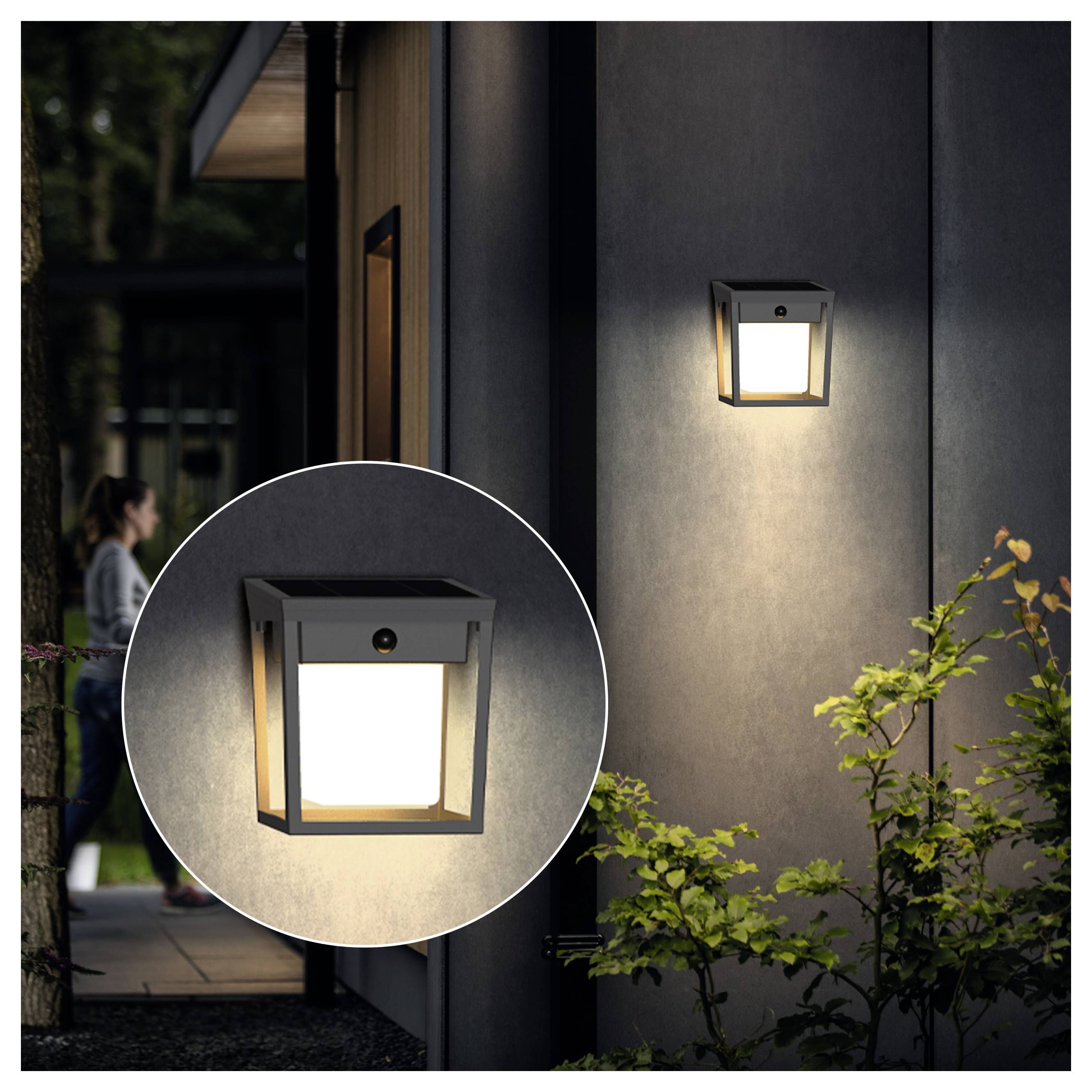 Lanterna da parete esterna illuminata sull'esterno di una casa di notte, con un ingrandimento circolare del dettaglio della lampada.