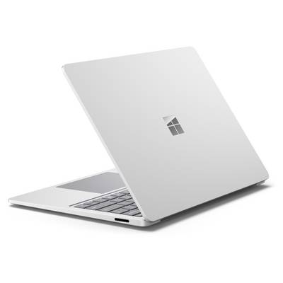 Un laptop argentato con un display parzialmente aperto che mostra un touchpad grigio e una tastiera nera.