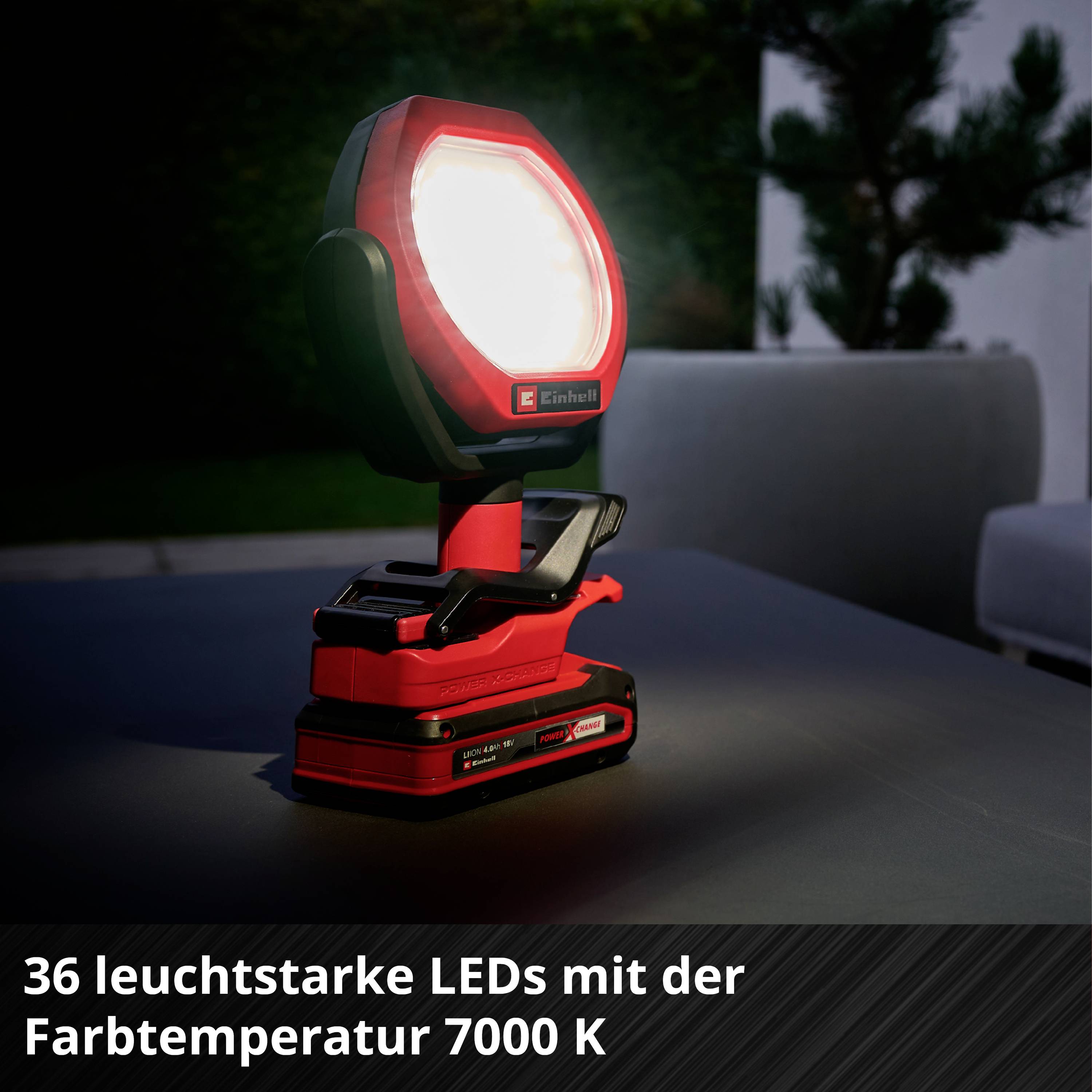 Una lampada LED portatile su un tavolo risplende luminosa nell'oscurità. Testo sotto: '36 LED ad alta luminosità con temperatura colore di 7000 K'.