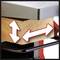 Pezzo di legno tra parti metalliche, con frecce doppie rosse che mostrano il movimento verticale e orizzontale, simboleggia l'espansione.