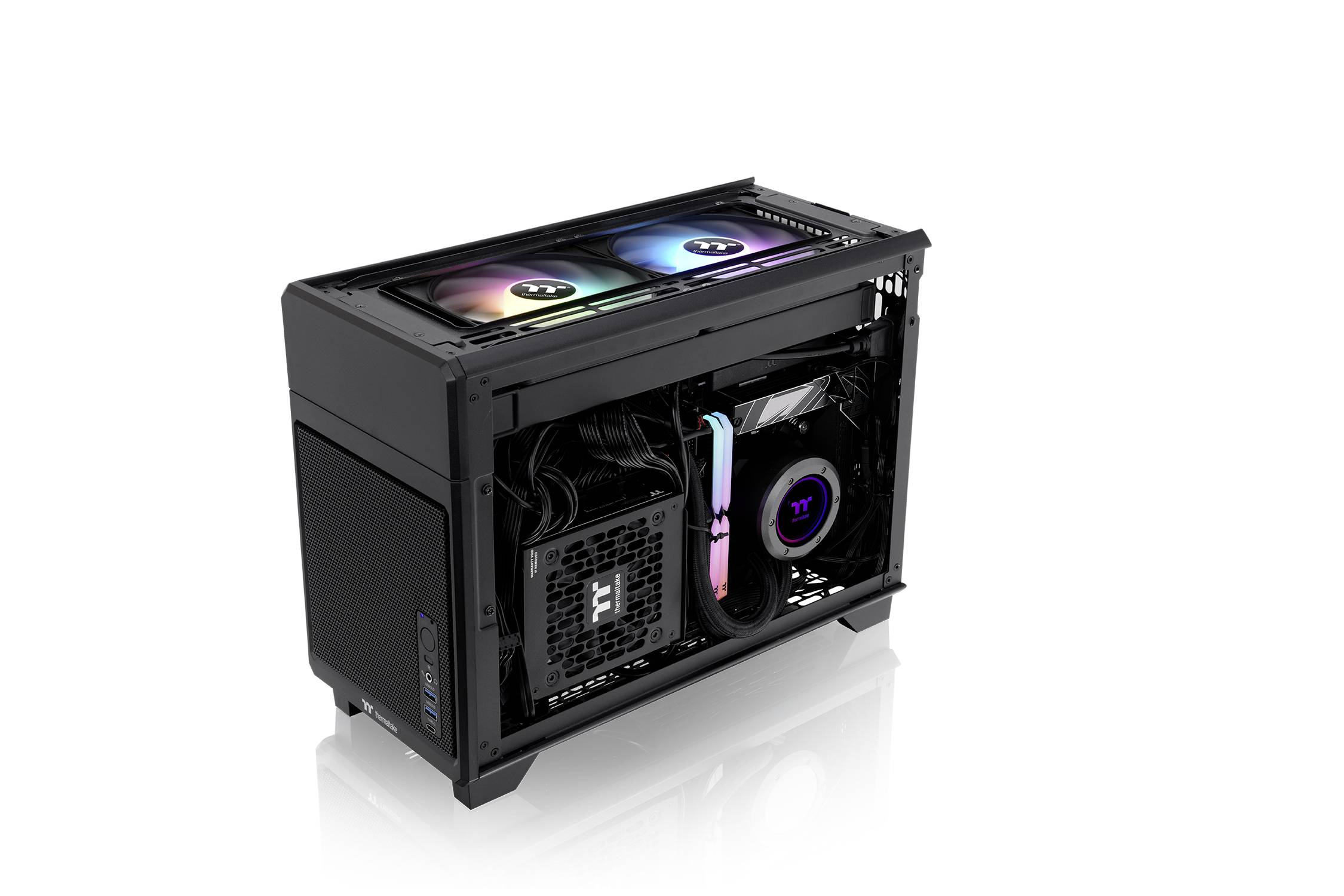 Un case nero per computer con vista sugli interni, con illuminazione RGB e sistema di raffreddamento. I componenti e i cavi sono ordinati e visibili.