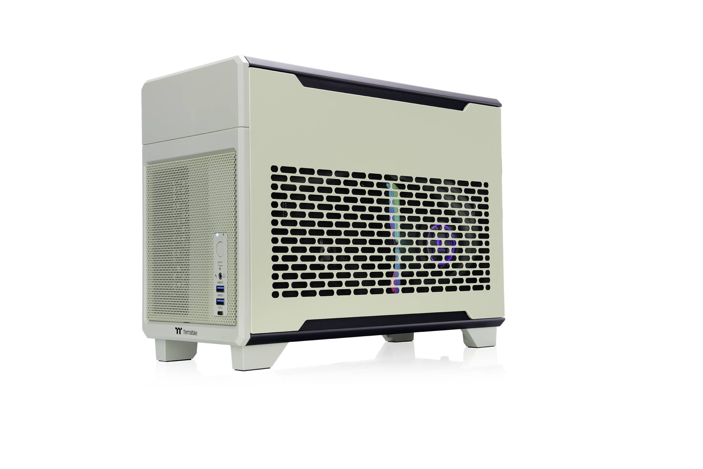 Un case per computer compatto, color crema, con fessure di ventilazione sui lati. Dotato di porte di connessione sul lato anteriore.