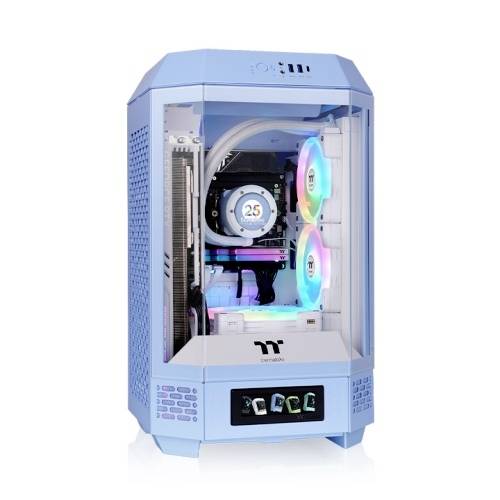 Un PC da gaming blu con pannello frontale trasparente mostra ventole e dissipatori di calore illuminati con RGB.