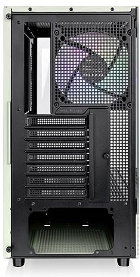Veduta posteriore di un case per computer con involucro aperto, visibili un grande ventilatore in alto, diversi slot di espansione e un vano alimentatore in basso.
