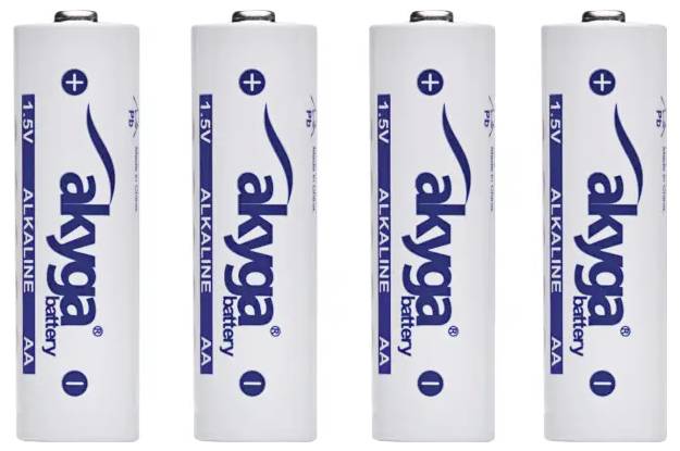 Quattro batterie AA bianche del marchio 'Akyga', poste una accanto all'altra. Ogni batteria ha una tensione di 1,5V ed è alcalina.