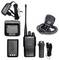Un kit ricetrasmettitore comprendente un walkie-talkie, stazione di ricarica, microfono, batteria e clip da cintura, idoneo per comunicazioni professionali.