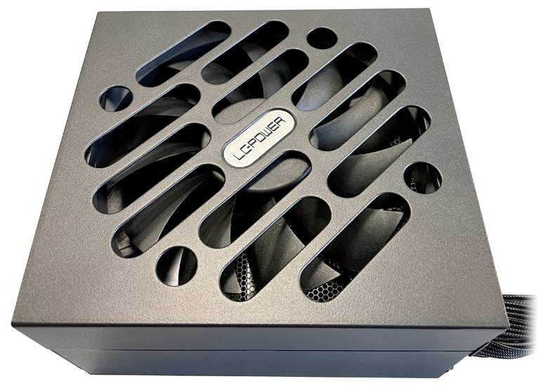 Un alimentatore LC Power nero con griglia del ventilatore visibile e cavo di alimentazione sul lato.