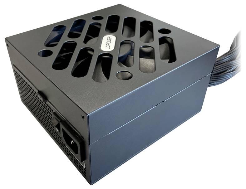 'Alimentatore nero per computer con fessure di ventilazione e cavi a destra.'