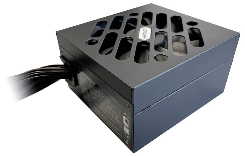 Un alimentatore nero per computer con fessure di ventilazione e uscita dei cavi, adatto all'installazione in un PC.