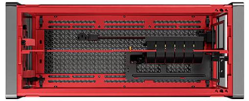 Case rosso per computer ripreso dall'alto, che mostra la disposizione interna con supporti e cavi.