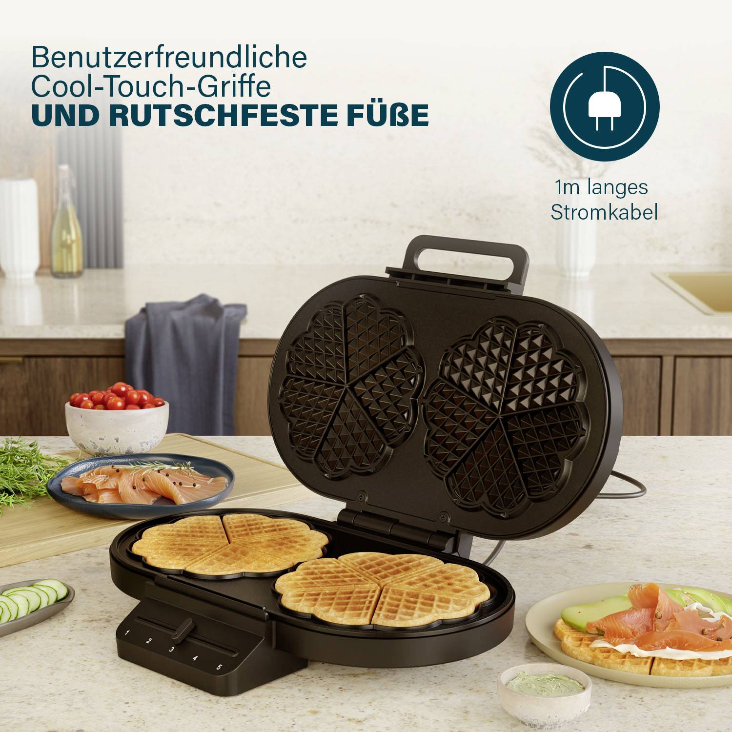 Macchina per waffle con sportello aperto sul bancone della cucina. Due cialde a forma di cuore all'interno dell'apparecchio. Testo in alto descrive le impugnature facili da usare.