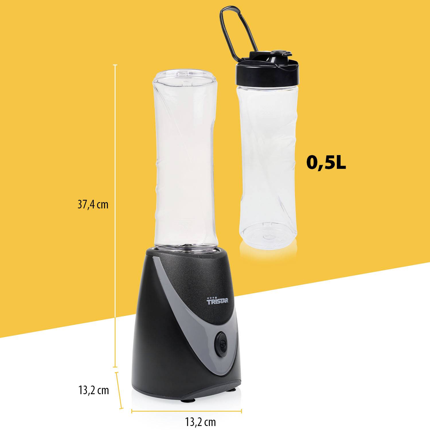 'Bottiglia per frullatore 0,5L' su uno sfondo giallo. Il frullatore è nero e argento, con un'altezza di 37,4 cm e una larghezza di 13,2 cm.