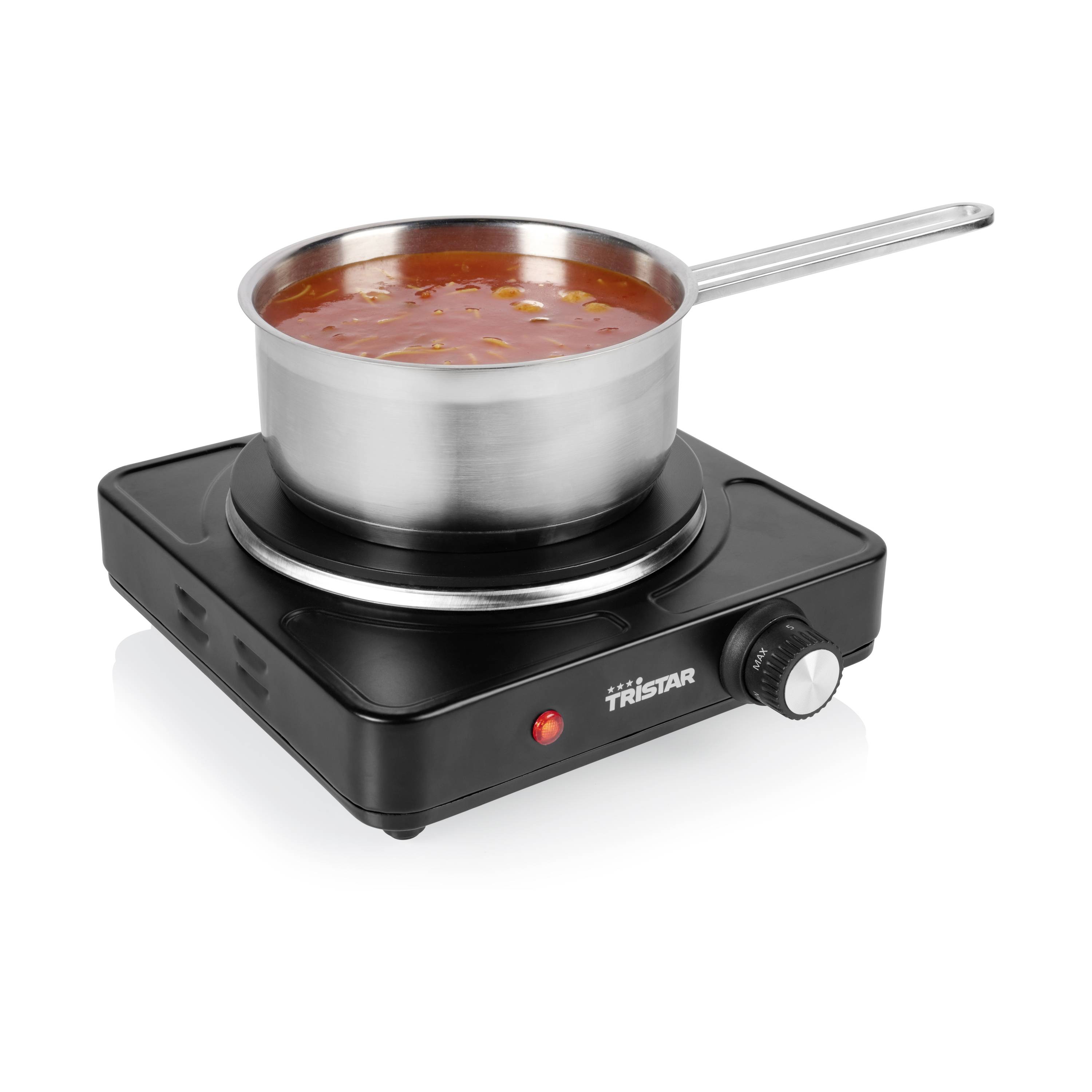 Una pentola di zuppa di pomodoro è posizionata su una piastra elettrica nera. La piastra ha una manopola di regolazione e una spia rossa di controllo.