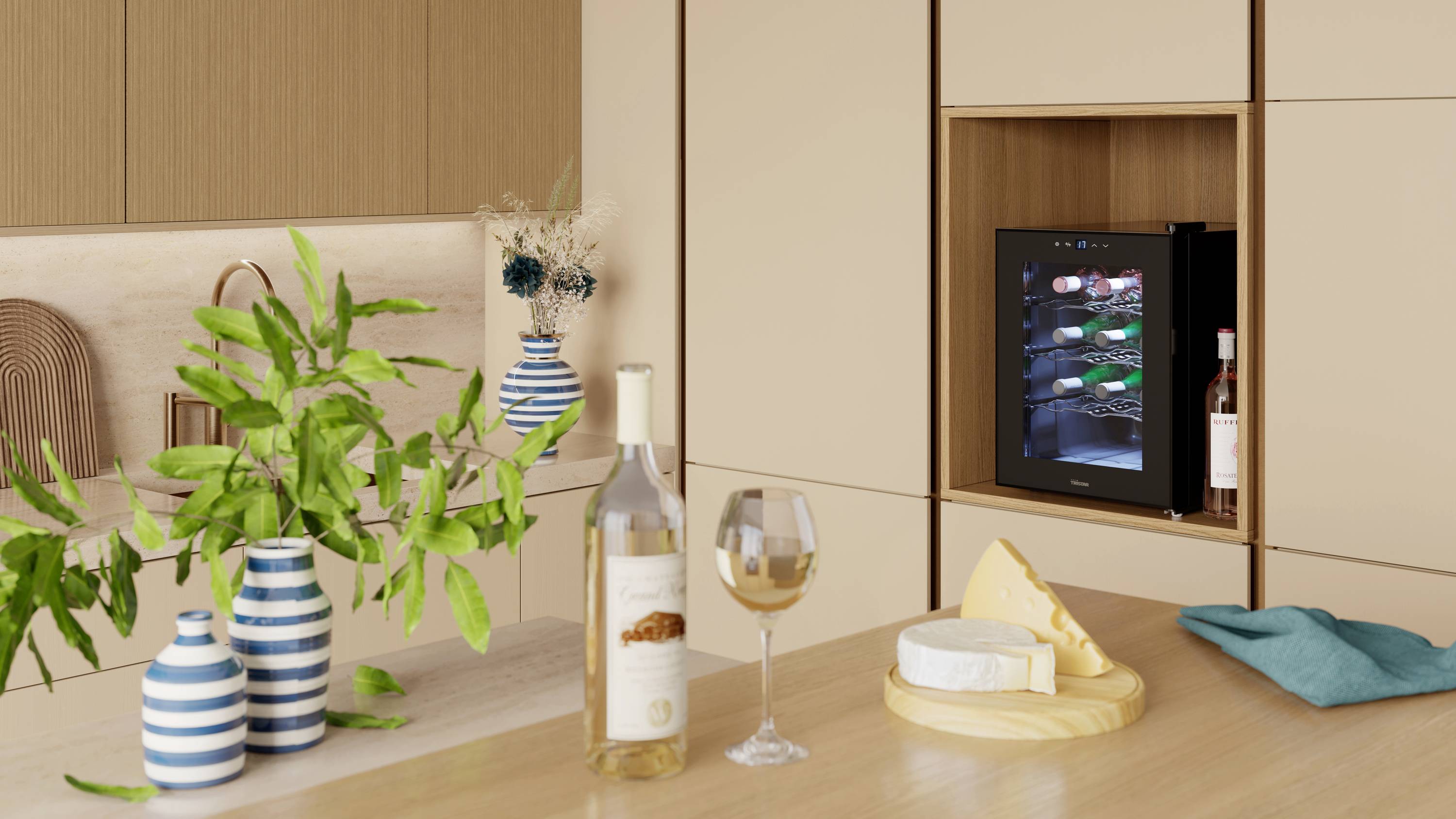 Bottiglie di vino bianco e formaggio su un tavolo di legno in una cucina moderna. Sullo sfondo, un frigorifero per il vino con diverse bottiglie.