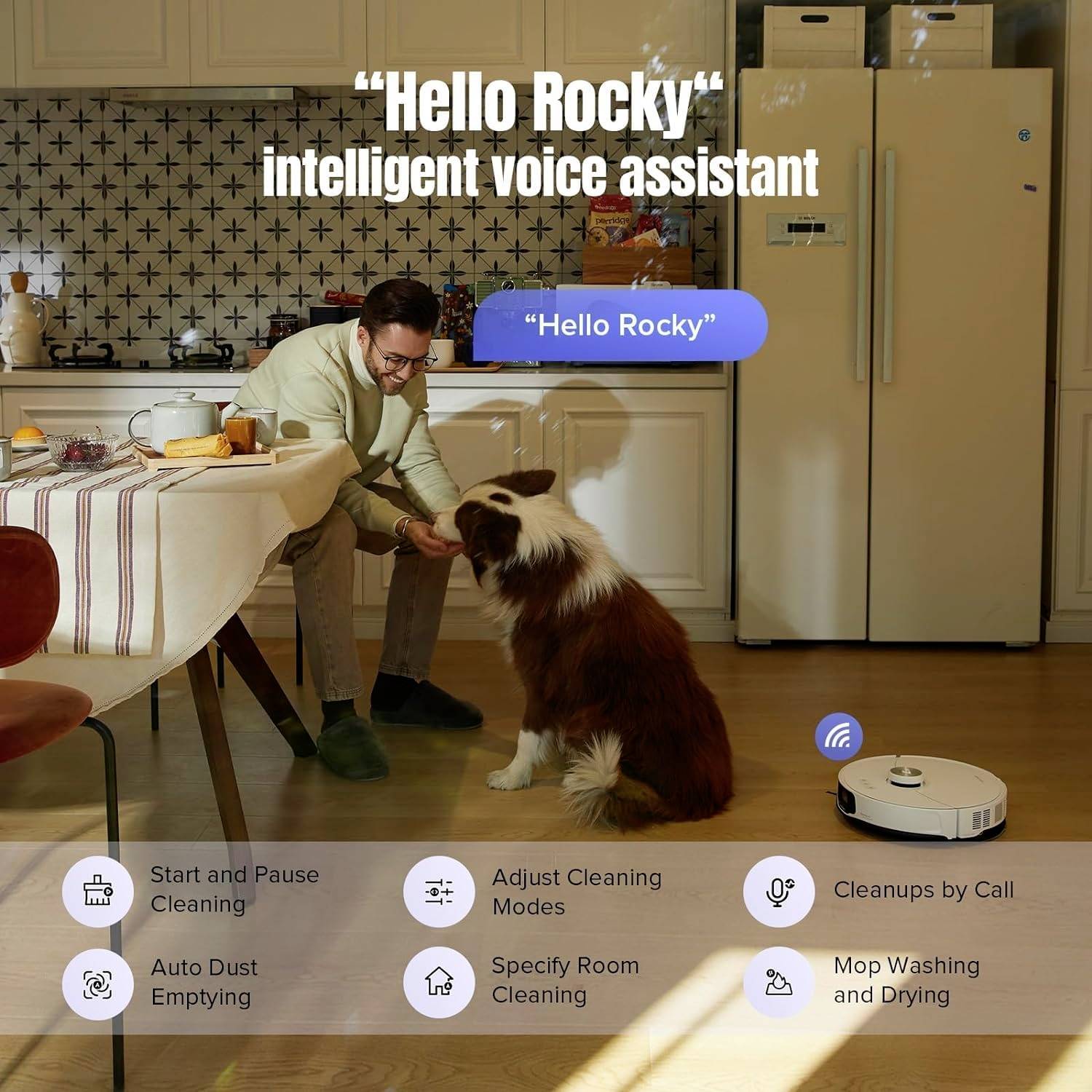 Un uomo interagisce con un cane e un aspirapolvere robot in una cucina. Il testo sull'immagine descrive le funzioni dell'aspirapolvere.