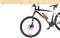 Una mountain bike nero e bianca con una borraccia arancione sul telaio è posizionata davanti a uno sfondo chiaro.