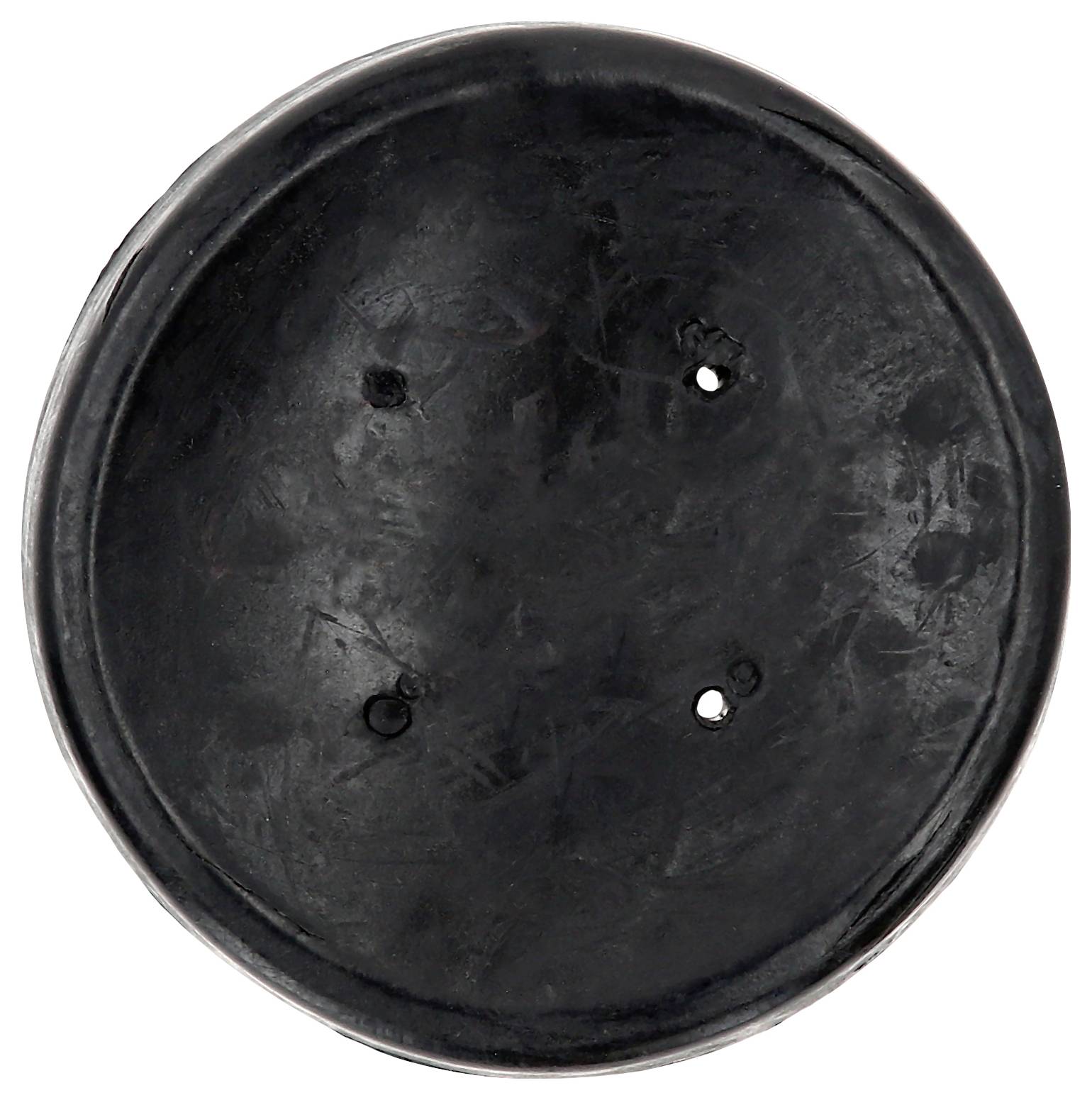 Un disco nero, circolare, con tre piccoli fori al centro.