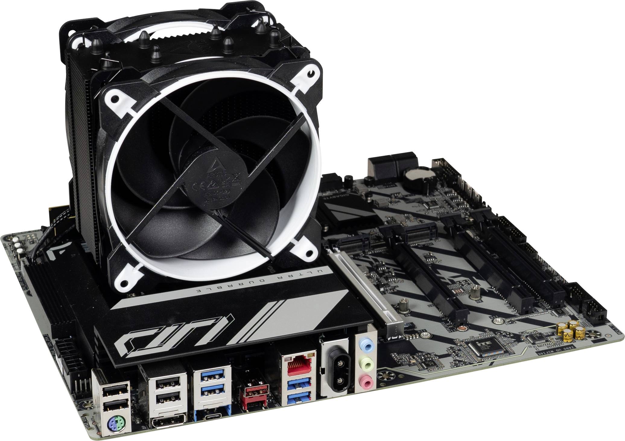 Una scheda madre per computer con un grande dispositivo di raffreddamento della CPU, diversi porte USB e slot PCIe, pronta per l'installazione dei componenti.