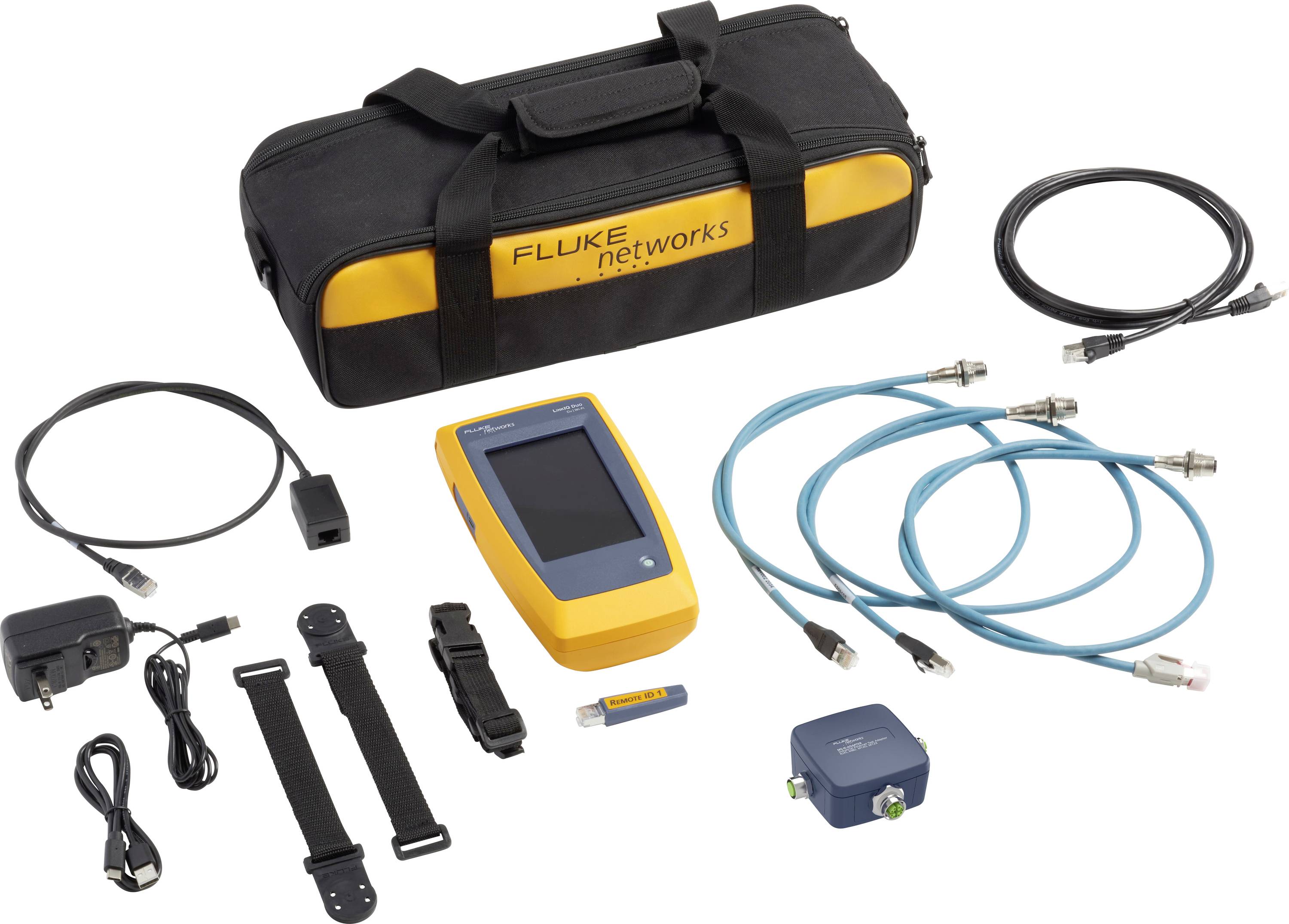 Un set tester per cavi che include dispositivo con display, diversi cavi, adattatore di rete, borsa da trasporto e chiavetta USB, per test di rete.