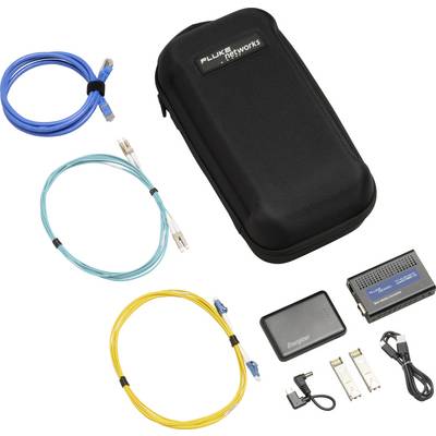 Una borsa nera Fluke Networks con cavi colorati, modulo, batterie e adattatori mostra un kit di test per reti.
