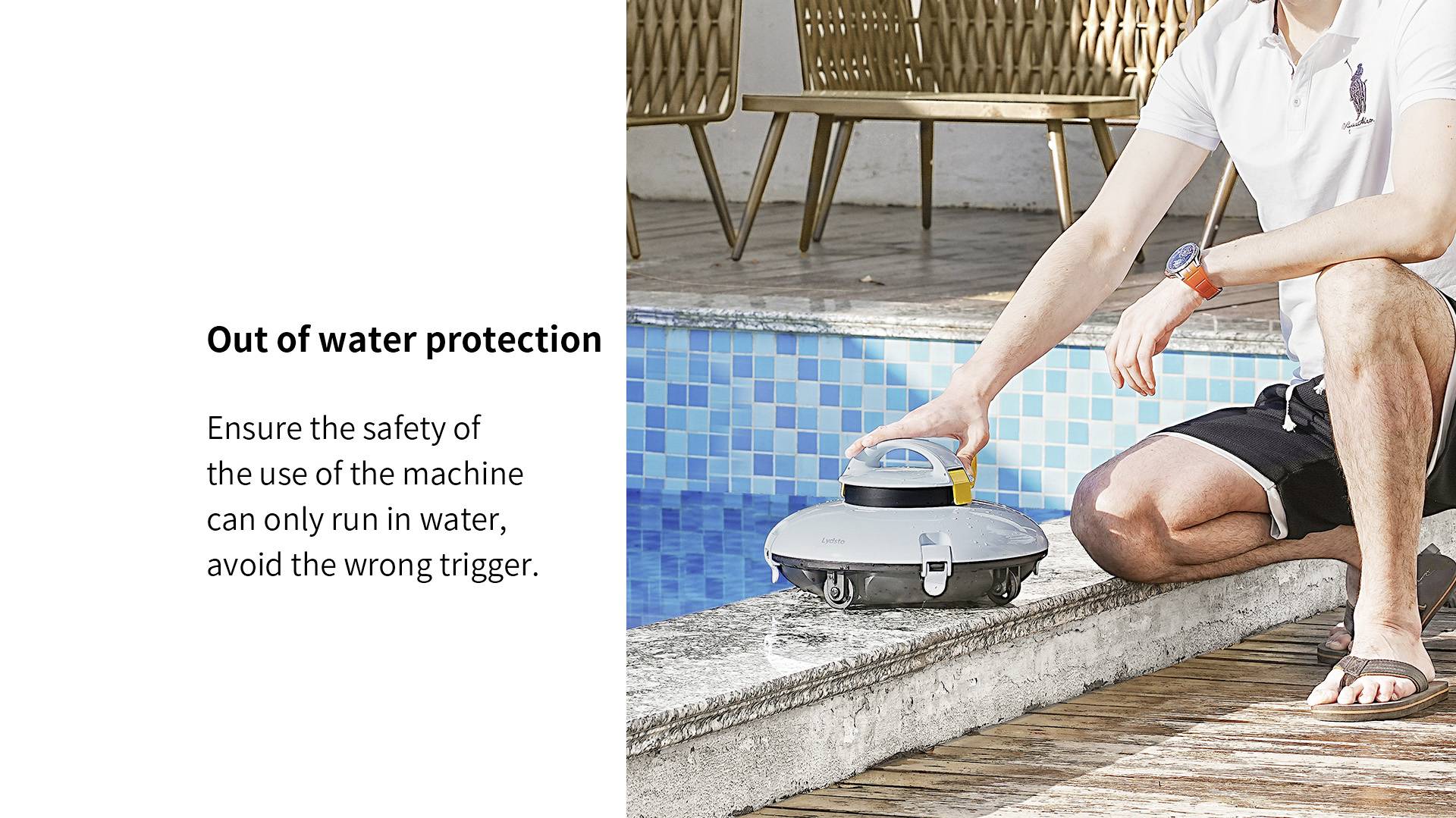 Uomo posizionato sul bordo della piscina che colloca un dispositivo rotondo sulla superficie dell'acqua. Testo a sinistra che informa sulla 'protezione contro l'acqua'.