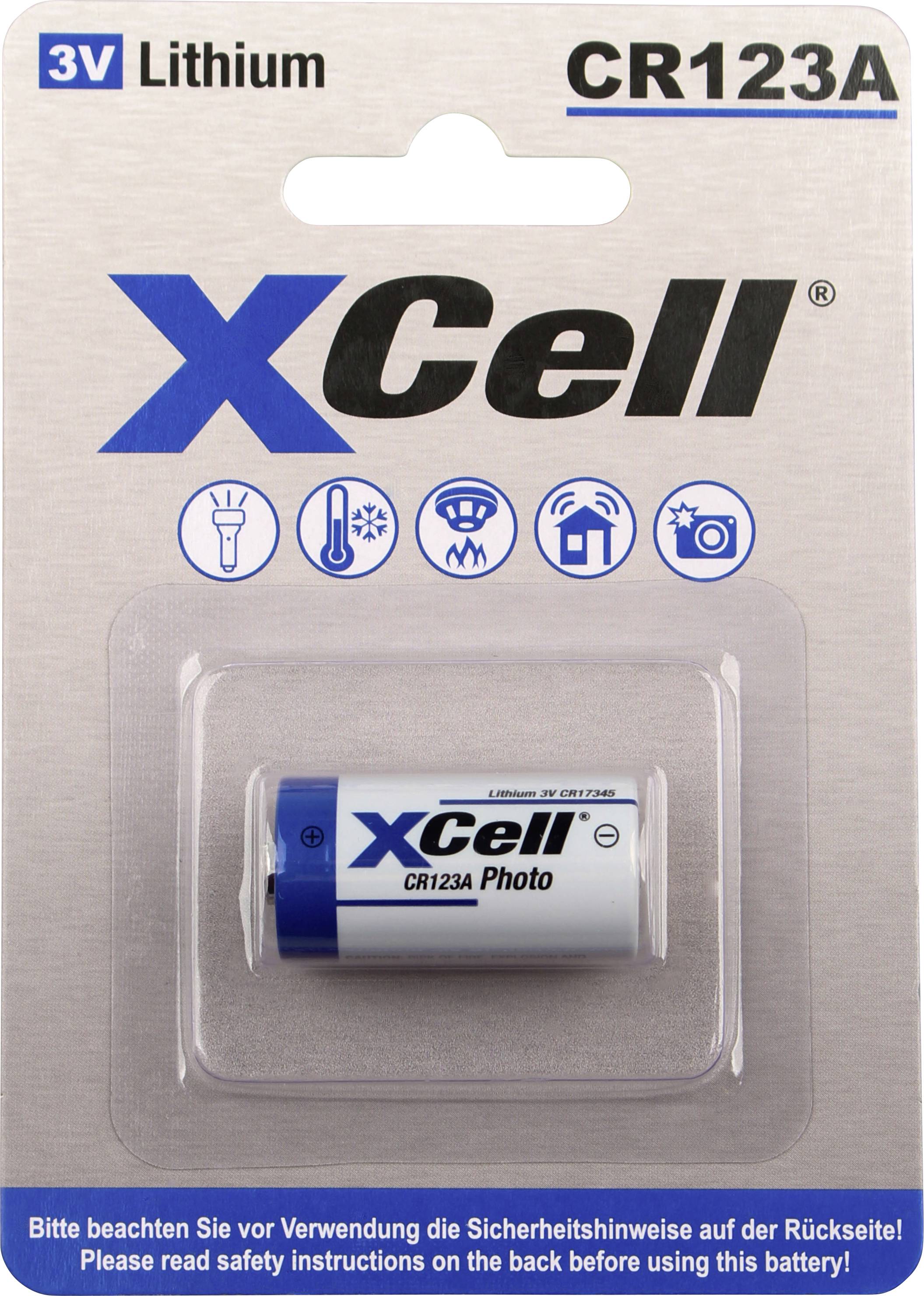 'Batteria al litio CR123A di XCell nella confezione. Tensione 3V. Leggere le avvertenze di sicurezza sul retro.'