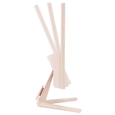 Lampada da tavolo rosa con paralume snodabile a tre sezioni, montata su un piedistallo stabile. Design moderno e minimalista.