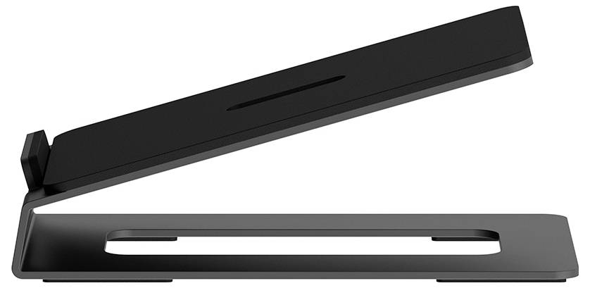 Un supporto per laptop nero, leggermente inclinato, mostra il design pensato per il raffreddamento e l'utilizzo ergonomico.