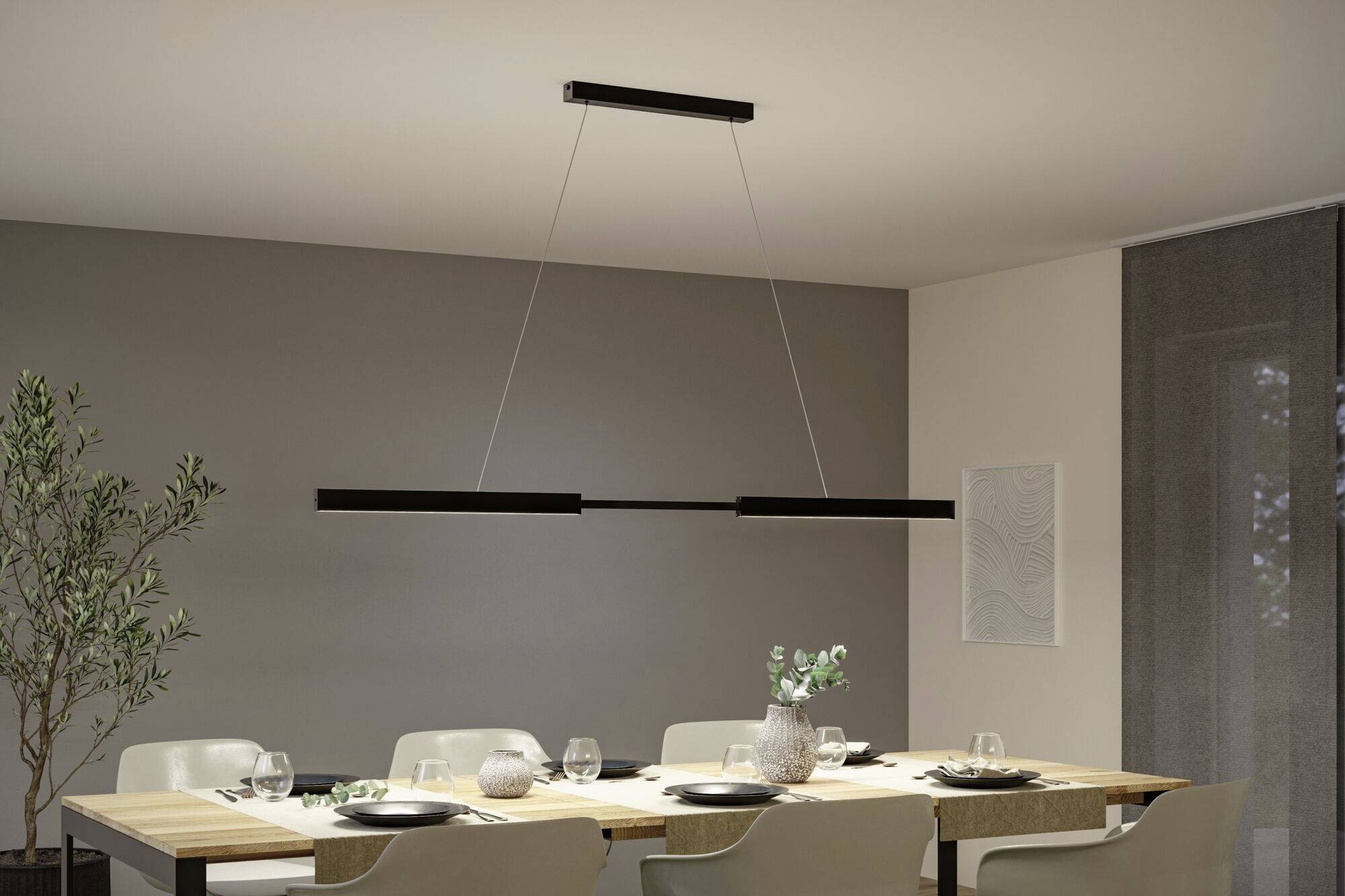 Scena di sala da pranzo moderna con tavolo in legno chiaro, sei sedie, lampada a sospensione nera e pianta decorativa sullo sfondo.