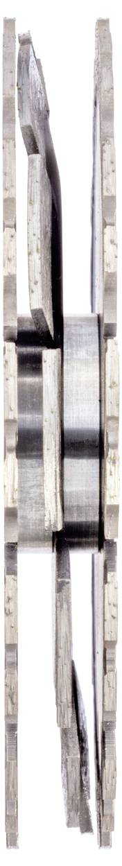 Cinque dischi dei freni metallici impilati l'uno sopra l'altro. Il disco centrale è leggermente sfalsato, mostrando la struttura a strati.