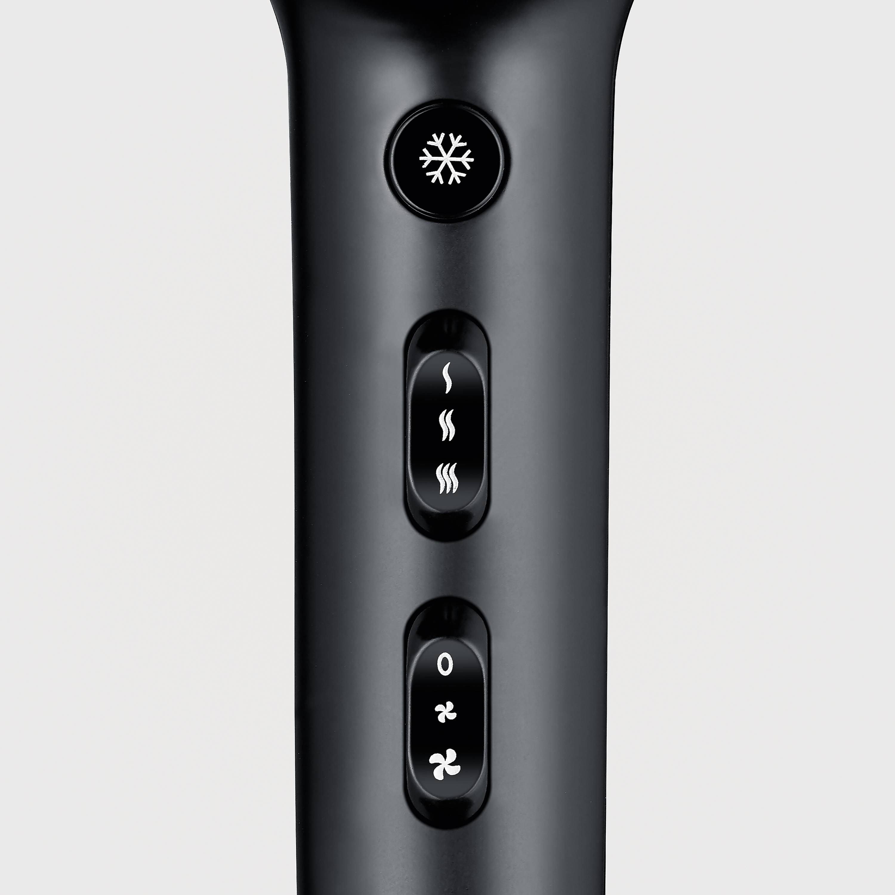 Impugnatura asciugacapelli nera con tre interruttori: aria fredda, livelli di calore, ventilazione. Design semplice e moderno.