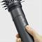 Dispositivo elettronico per lo styling dei capelli con diversi accessori, sorretto da una mano, che mostra i tasti di controllo e la testa ruotabile.