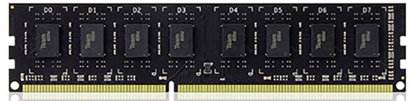 Un modulo RAM nero con otto chip di memoria, contatti dorati e piccole etichette su ogni chip.
