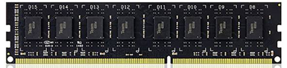 Un modulo RAM: un dispositivo di memoria rettangolare, nero, con diversi circuiti integrati e pin dorati sul bordo inferiore.