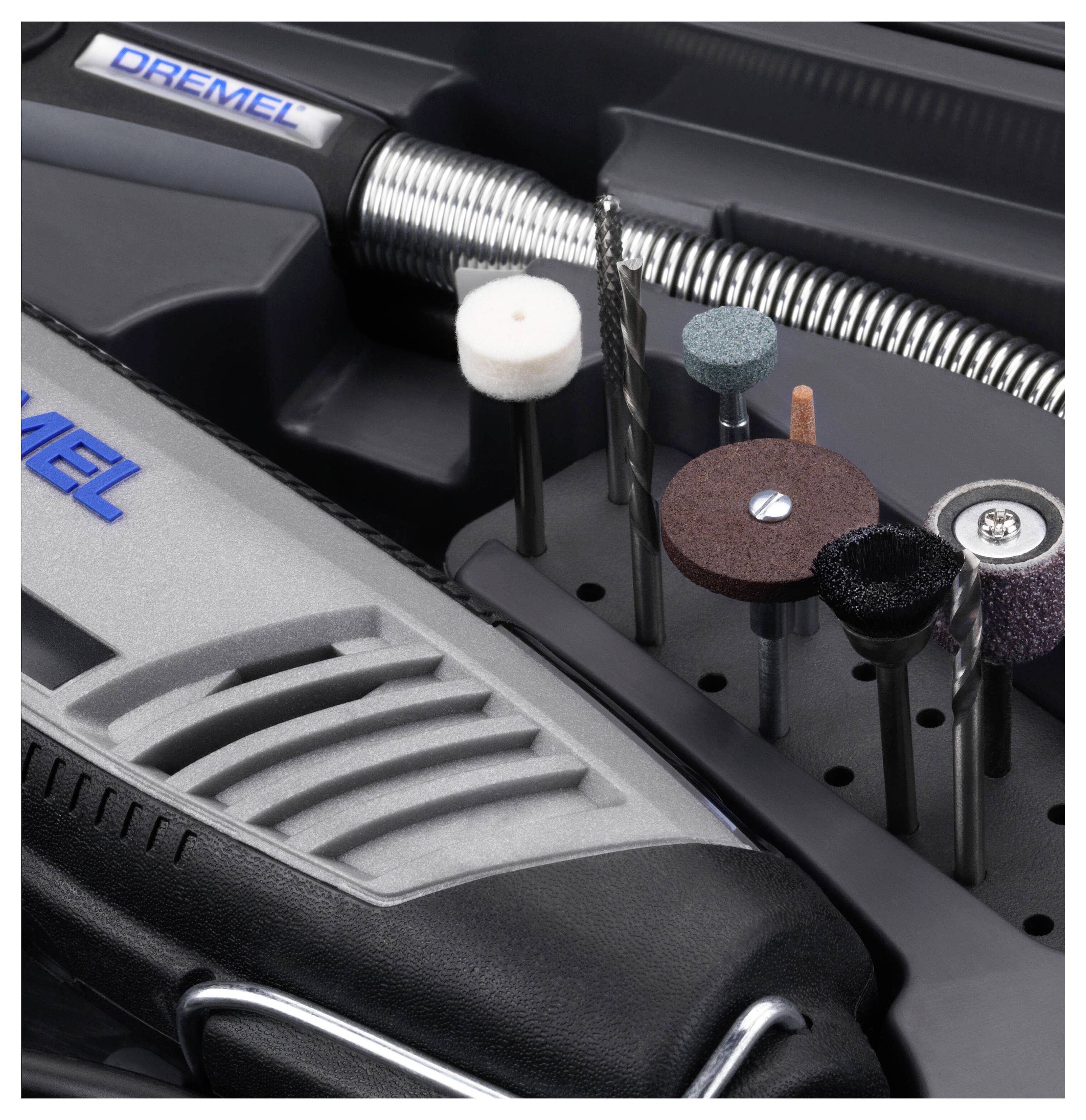Un utensile Dremel con diversi accessori in una valigetta, pronto per lavori di precisione come levigatura e incisione.