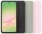 Tre smartphone in diversi colori: nero, verde e rosa, posizionati uno accanto all'altro, mostrano il retro e una vista del display illuminato.