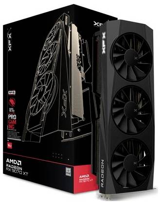 Scheda grafica 'AMD Radeon RX 5700 XT' con tre ventole accanto alla sua confezione, che mostra dettagli tecnici e un'immagine stampata della scheda.