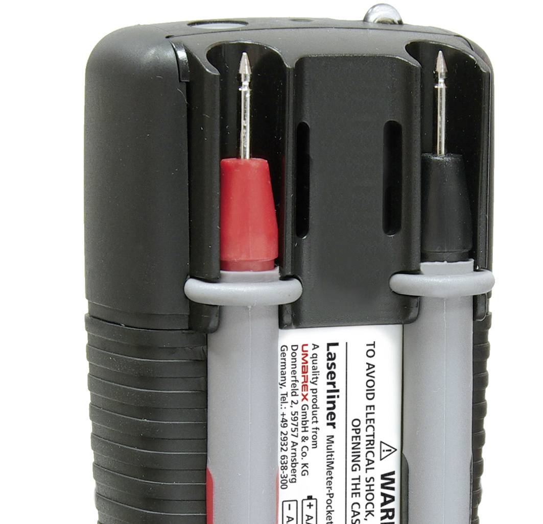 Primo piano di un dispositivo elettrico con due cavi collegati, uno rosso e uno nero, che fungono da cavetti di misura.