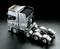 Camion argentato senza rimorchio su sfondo scuro, che mostra dettagli del veicolo e design tecnico.