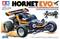 Modellino fuoristrada radiocomandato 'Hornet EVO' di Tamiya. Sulla copertina, l'auto è raffigurata durante una corsa su un percorso fangoso.