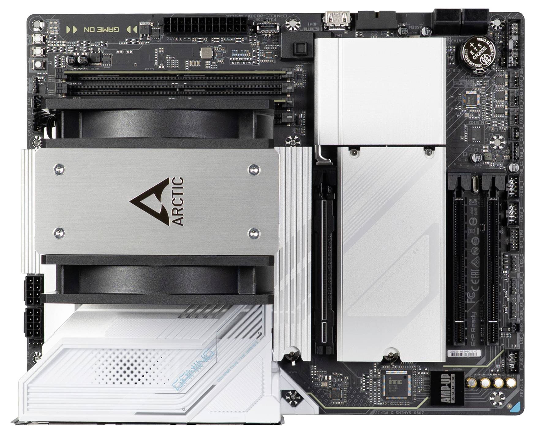 Una scheda madre per computer con un dissipatore di calore CPU Arctic installato. Sono visibili vari porte e slot di espansione.