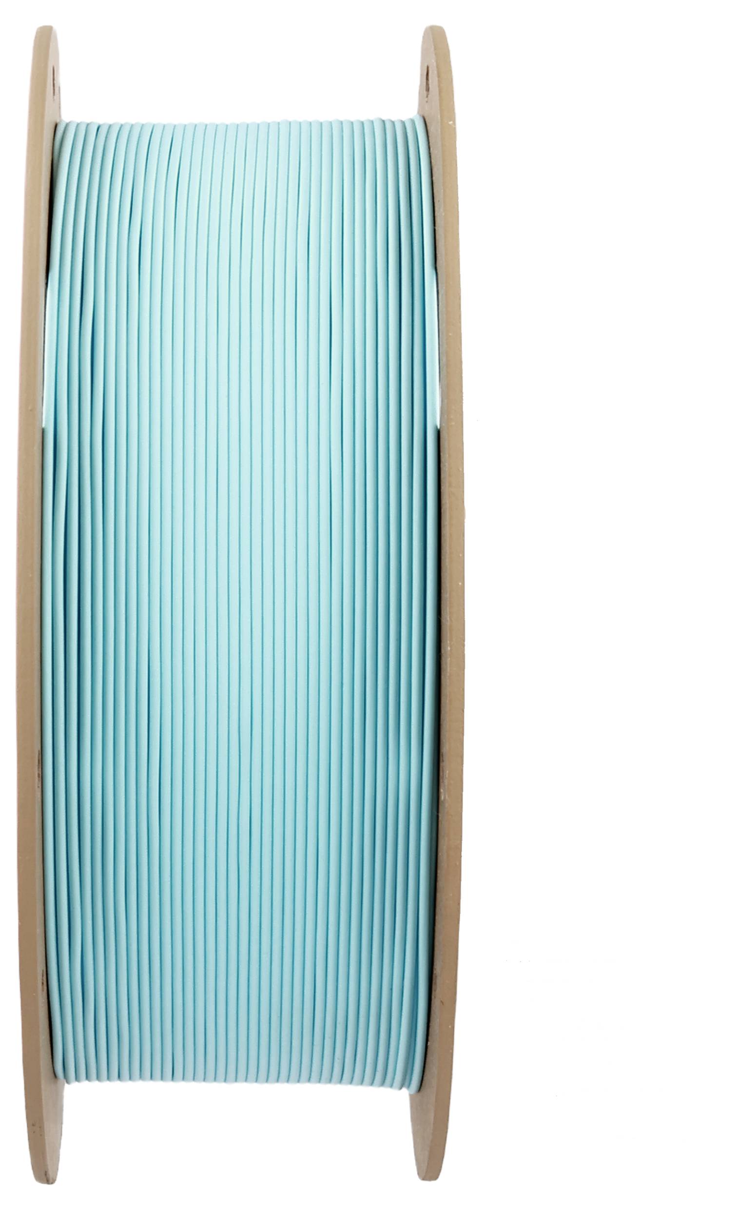 Una bobina di legno con filamento azzurro chiaro, orientata verticalmente, senza dettagli di sfondo.