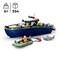 Un set LEGO per bambini dai 6 anni in su con 264 pezzi, presenta una barca della polizia con personaggi e un giocattolo squalo, enfatizza l'avventura marittima.