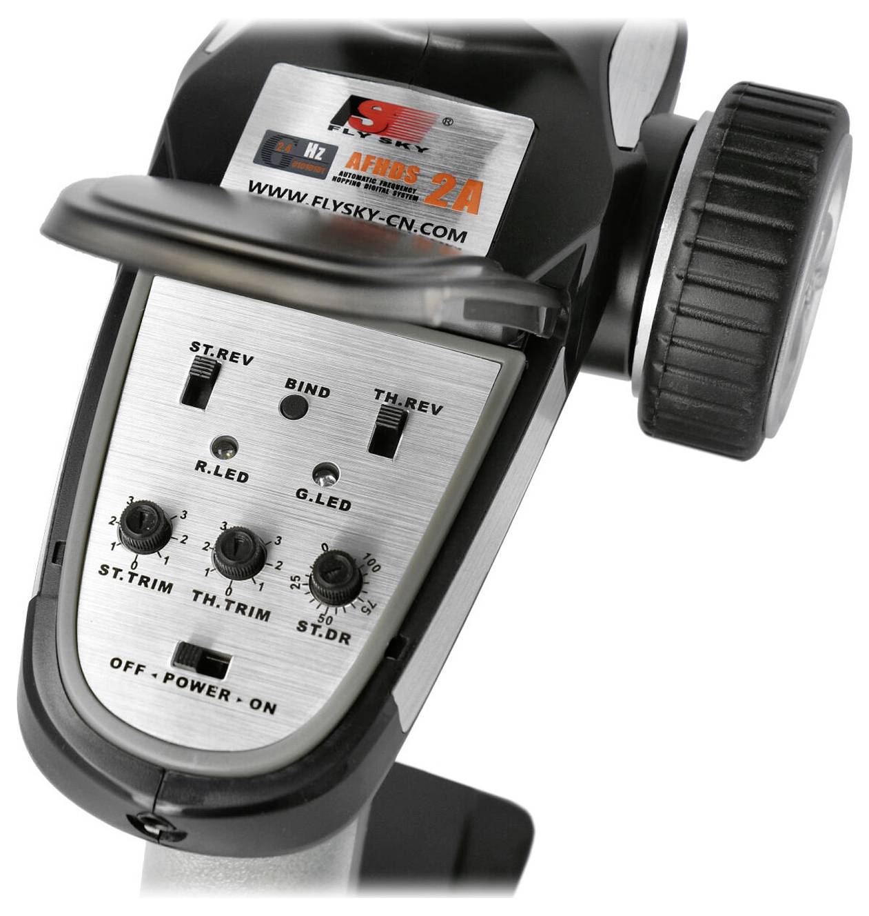 Primo piano di un telecomando per modellini con etichette e pulsanti di controllo per la guida di veicoli radiocomandati.