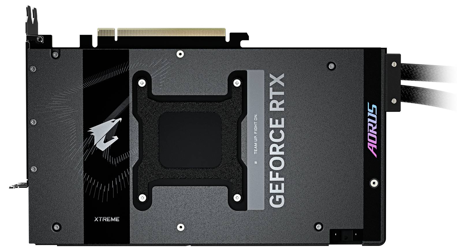 Scheda grafica vista dal retro, con scritte 'GEFORCE RTX' e 'AORUS'. Include alette di raffreddamento e connettore per l'alimentazione.