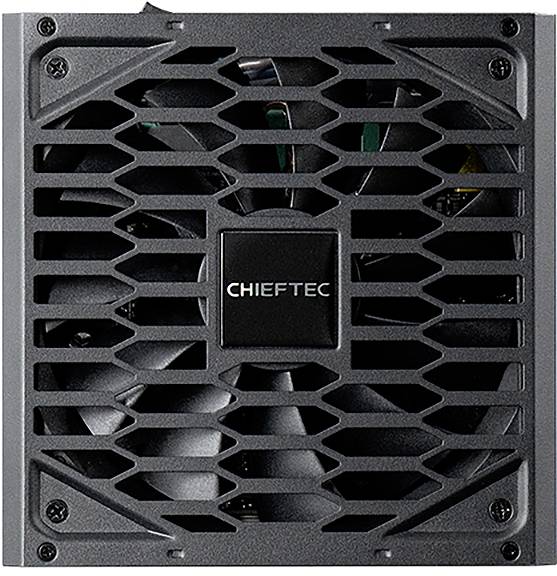 Un alimentatore PC nero visto frontalmente, con una griglia di ventilazione e la scritta 'Chieftec' al centro.
